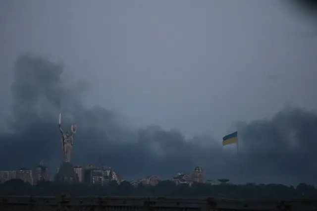Батьківщина-мати та прапор України під темними хмарами в Севастополі