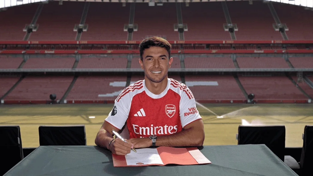 Гравець Арсеналу підписує трансферний контракт на Emirates Stadium