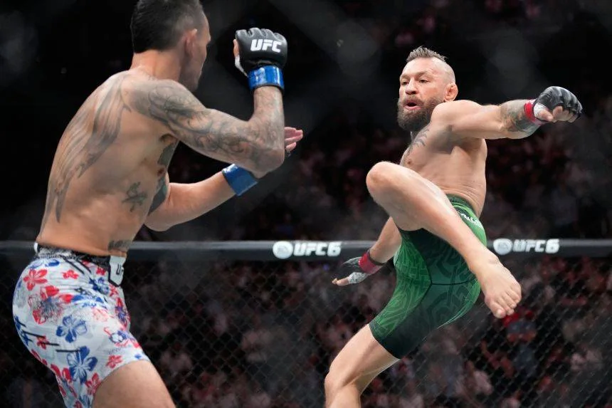 Конор Макгрегор атакує Макса Голловея в октагоні на UFC 329