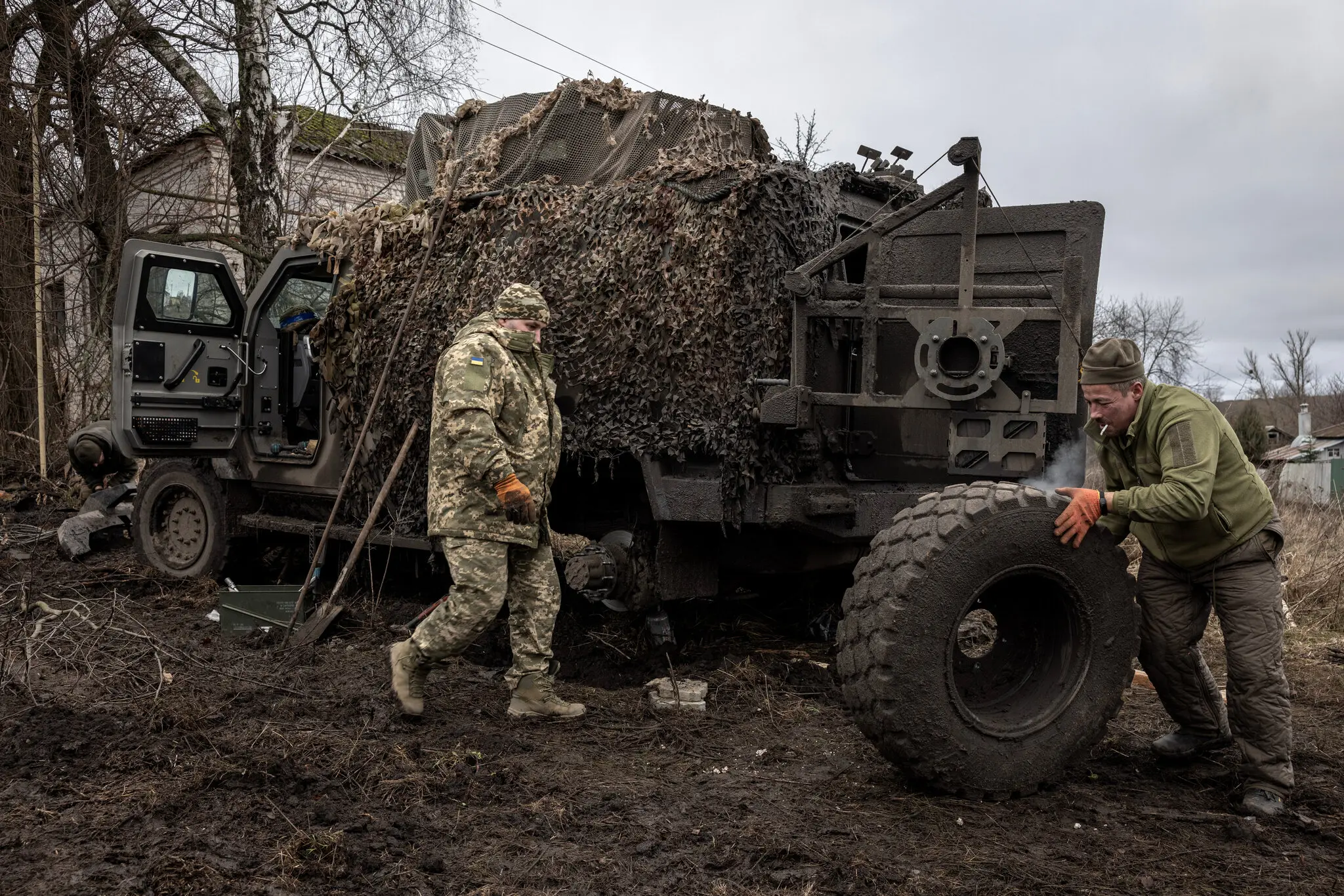 Сумщина под новым террором РФ: Минобороны усиливает защиту Военные ВСУ готовят замаскированную технику для обороны Сумщины от ударов РФ