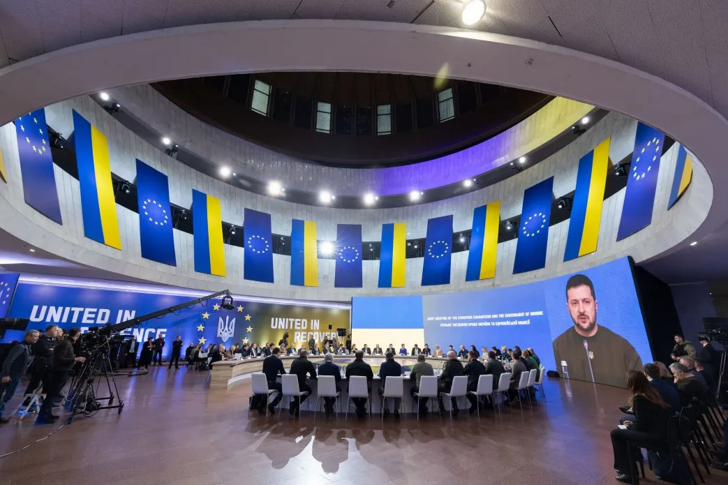 Конференц-зал ЄС з прапорами України під час саміту щодо оборони та стійкості