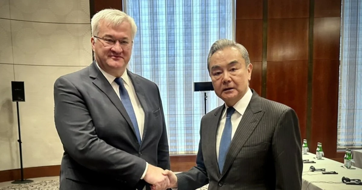 Андрій Сибіга та Ван Ї тиснуть руки під час переговорів з Китаєм