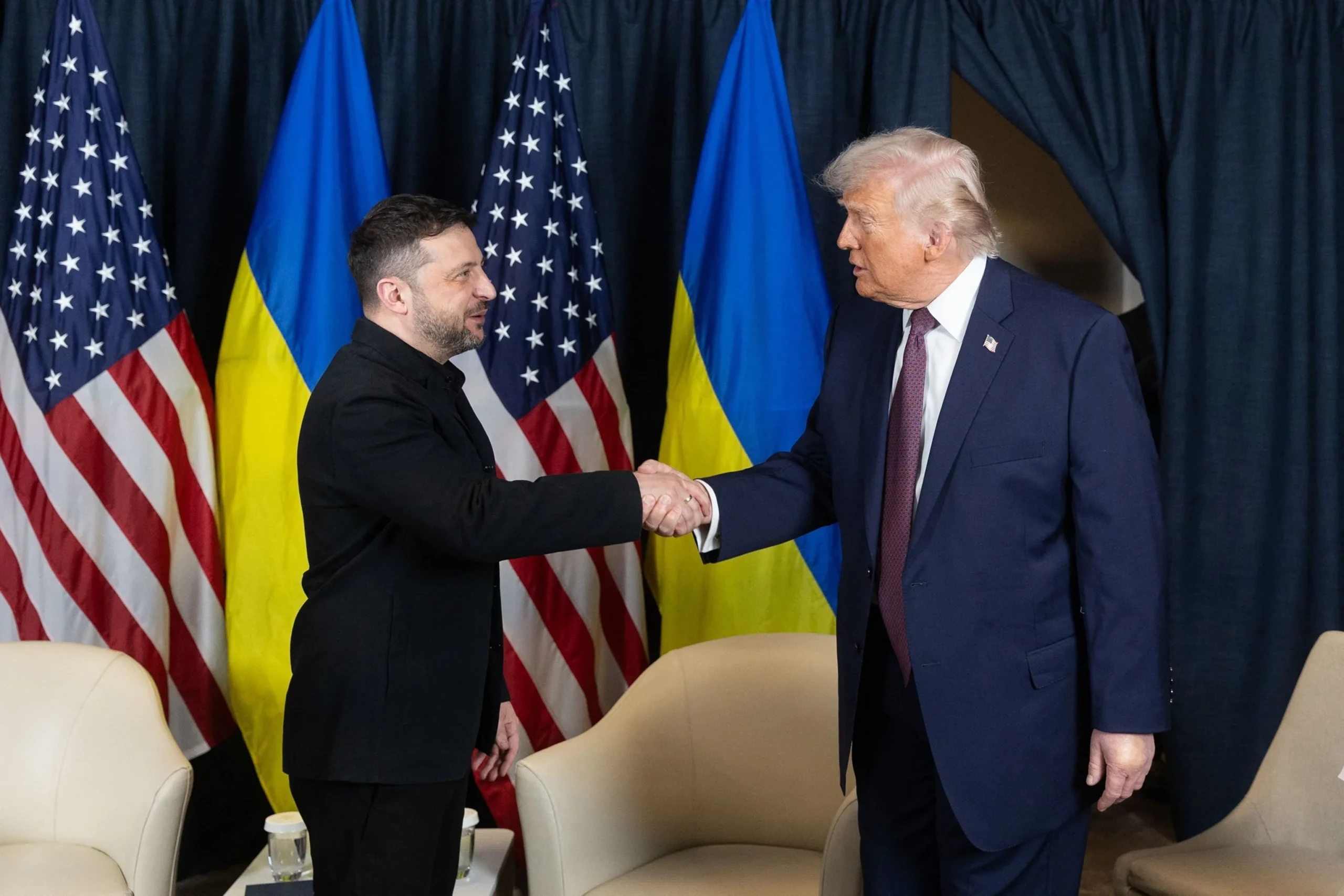 Трамп і Зеленський тиснуть руки під час зустрічі в Анкарі