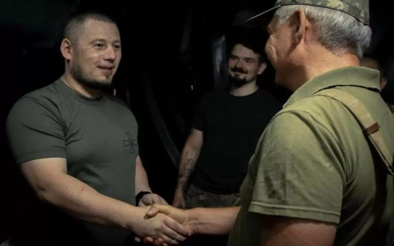 Павло Паліса тисне руку військовому під час переговорів в Анкарі