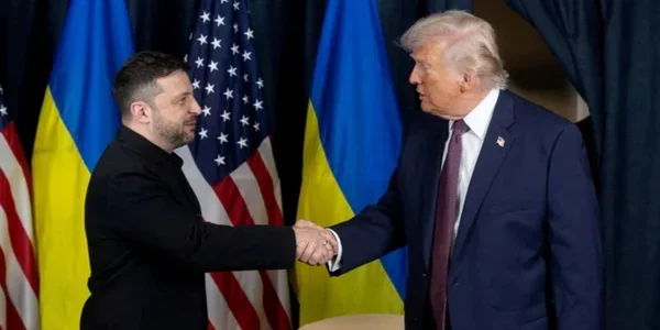 Президент США Дональд Трамп і Володимир Зеленський тиснуть руки на зустрічі