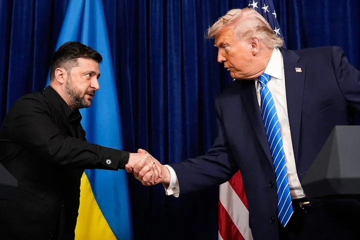 Дональд Трамп і Володимир Зеленський тиснуть руки щодо миру в Україні