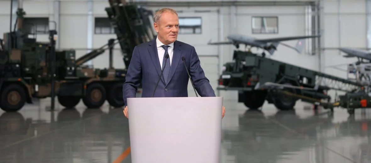 Туск: Польша не будет передавать Украине дополнительные ракеты для Patriot Дональд Туск на фоне зенитных комплексов Patriot во время заявления