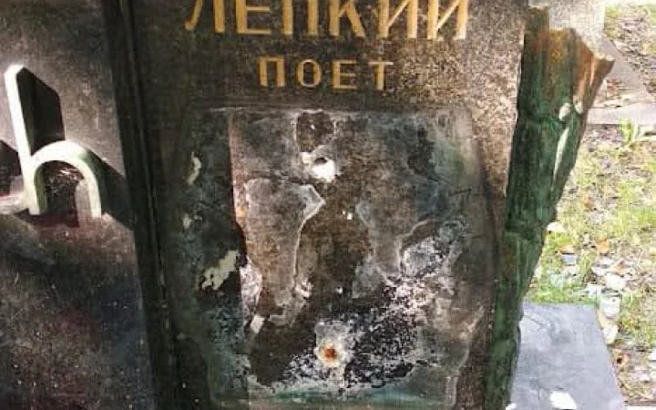 Пошкоджена могила Богдана Лепкого з викраденим барельєфом у Кракові