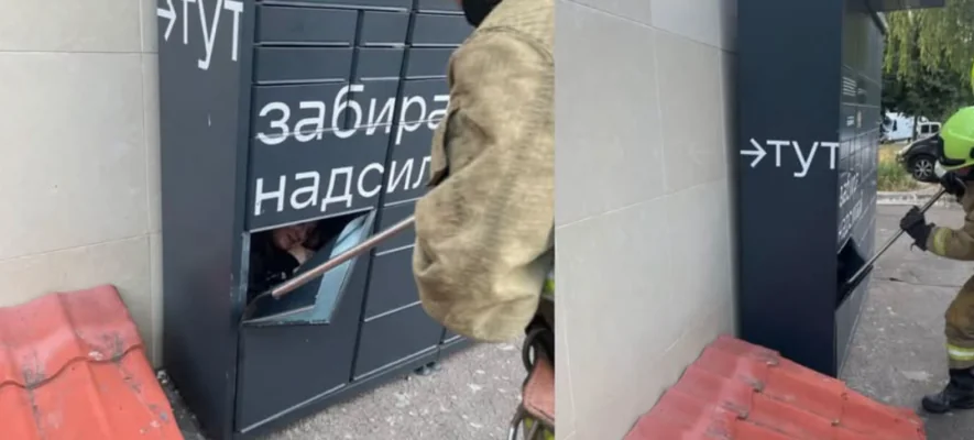 Рятувальники ДСНС відкривають поштомат із зачиненою 15-річною дівчиною в Рівному