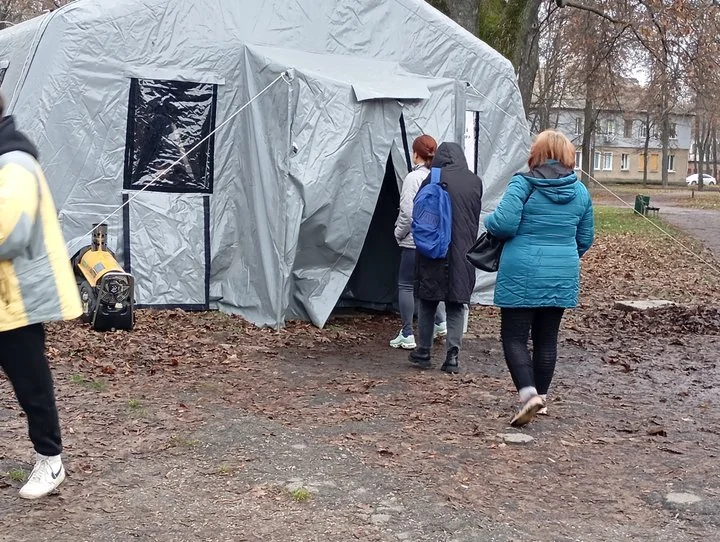 Пункт незламності у Сумах: намет з генератором для заряджання гаджетів під час відключень