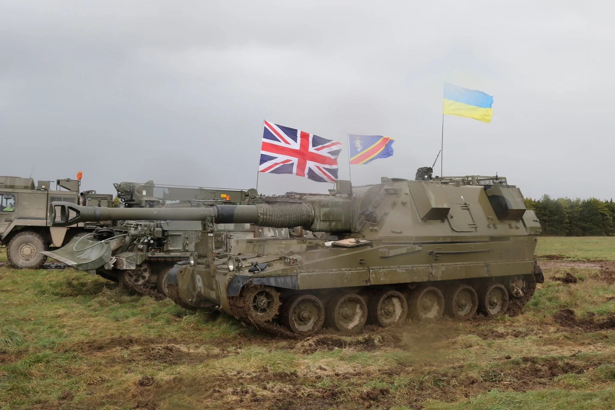 Британська самохідна артилерія з прапорами України та Великої Британії