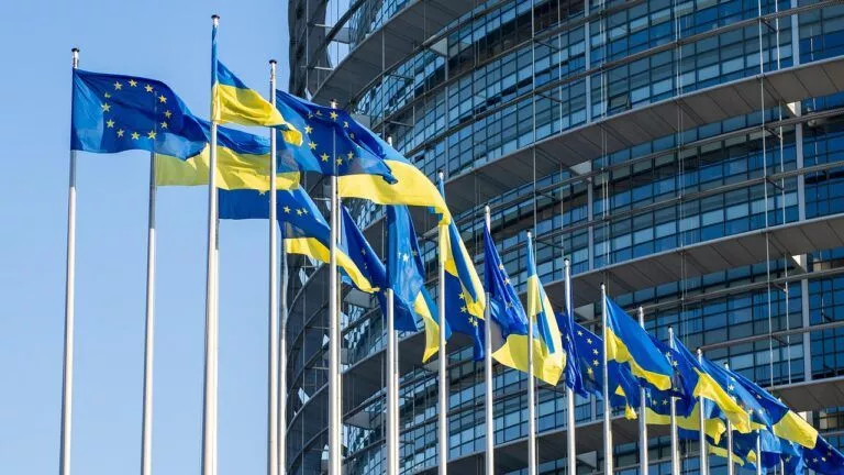 Флаги Украины и ЕС перед зданием Европарламента во время переговоров о вступлении
