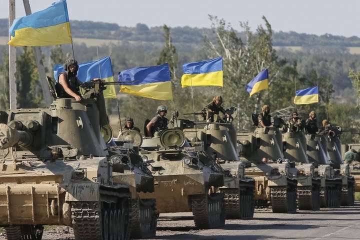 Українські танки з прапорами під час воєнного стану в Україні