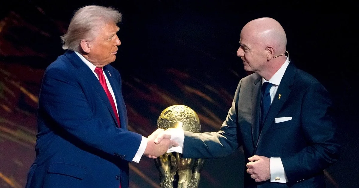 Дональд Трамп і Джанні Інфантіно тиснуть руки біля кубка ФІФА