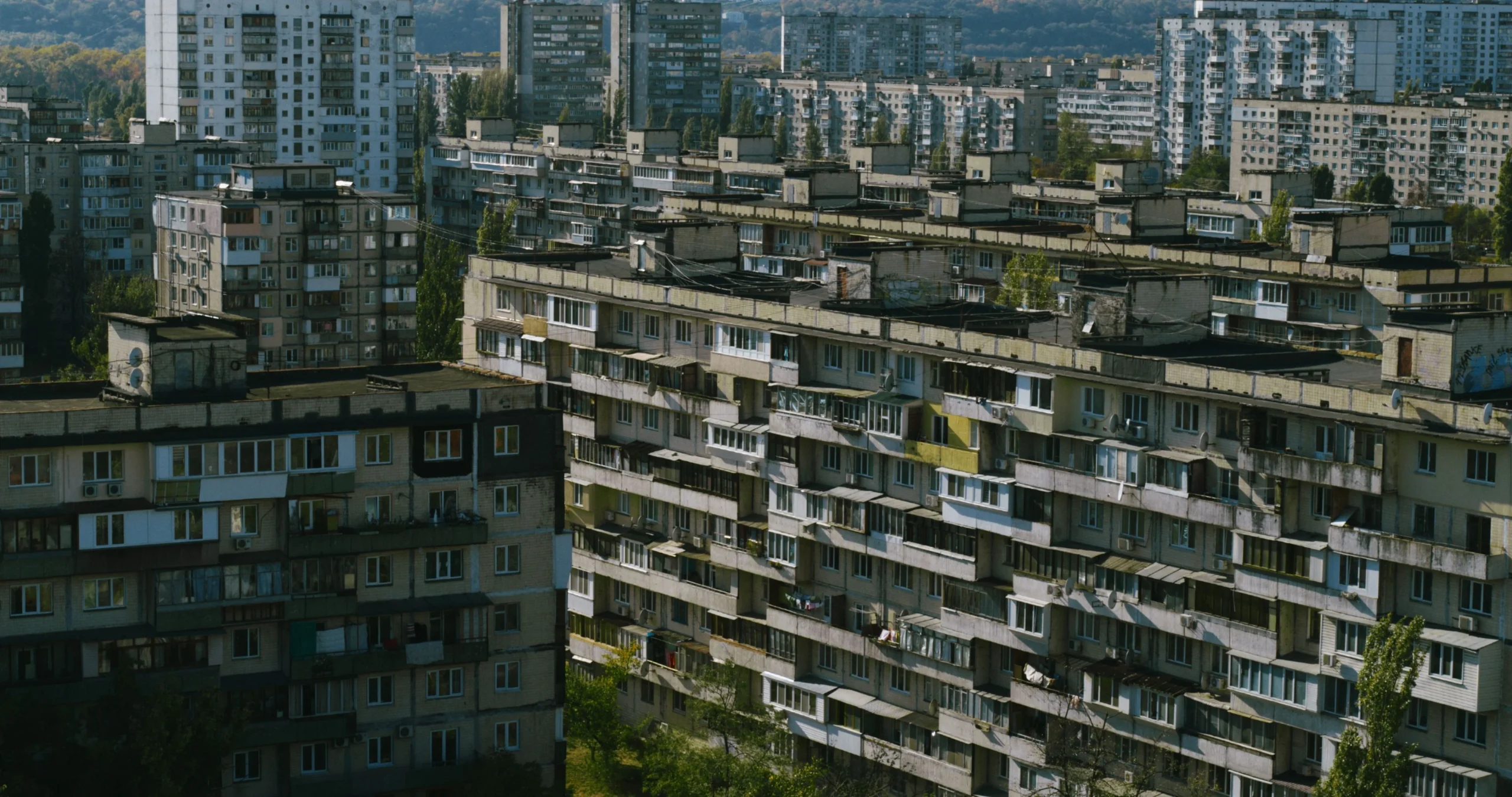 Типові панельні багатоповерхівки українського житлового масиву з балконами
