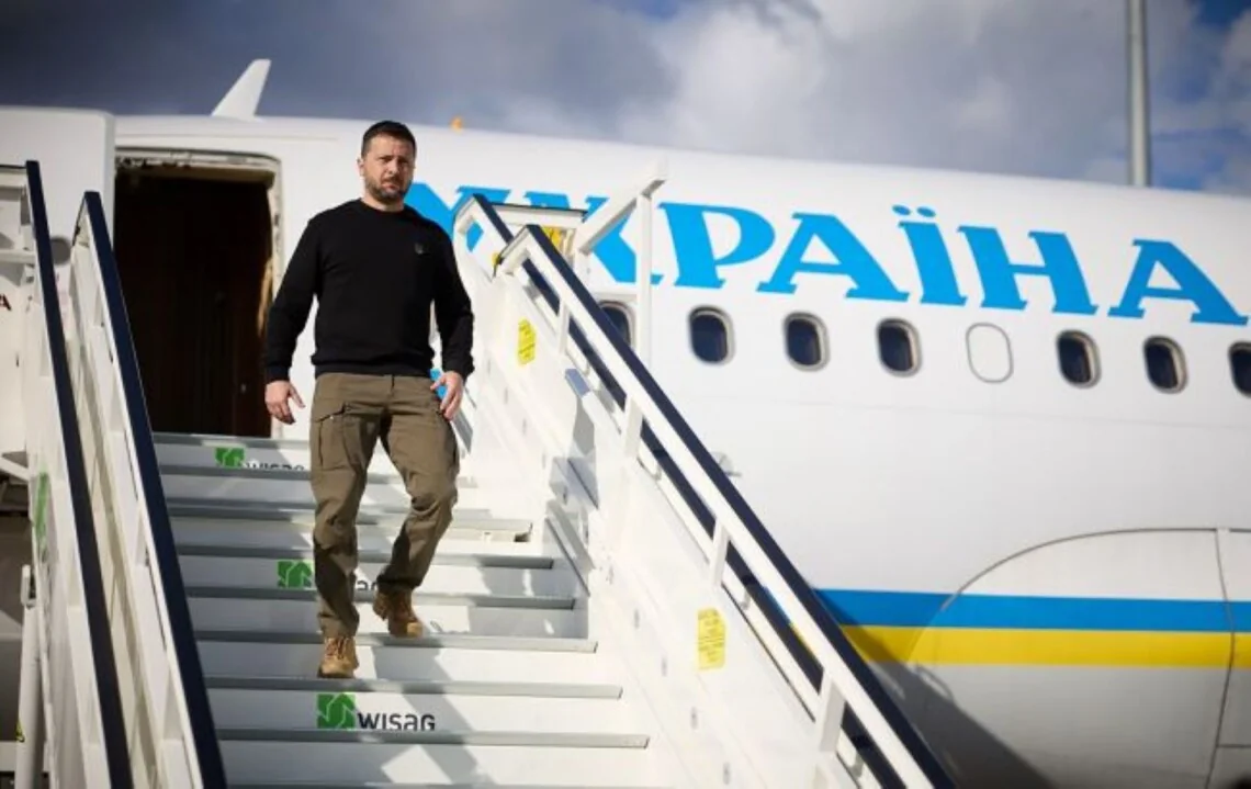 Володимир Зеленський спускається з трапу літака з написом Україна