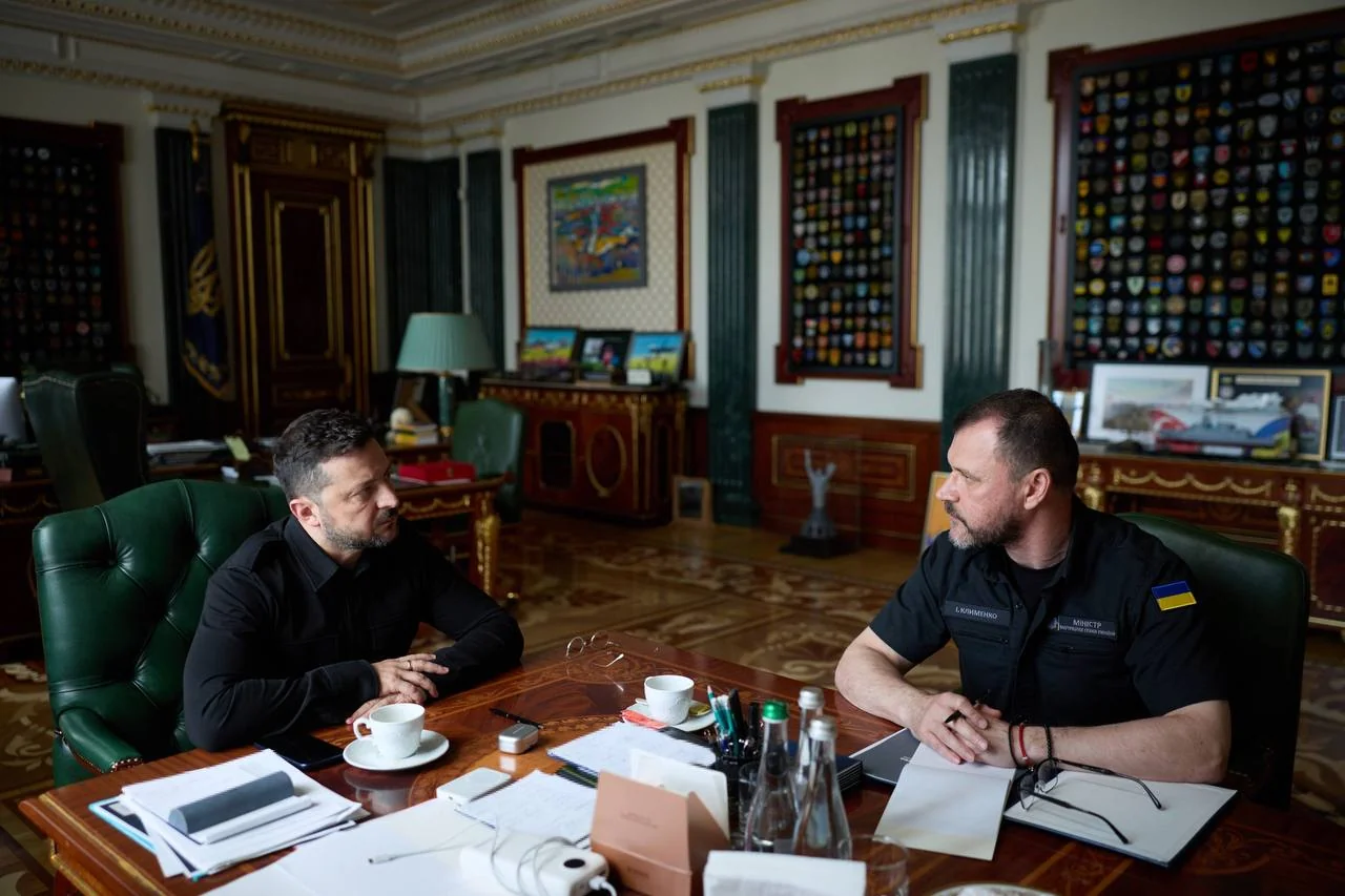 Зеленський та Терехов обговорюють захист Харкова під час зустрічі в кабінеті