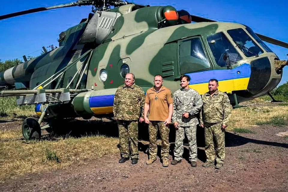 Військові ЗСУ біля гелікоптера для посилення ППО Одеської області