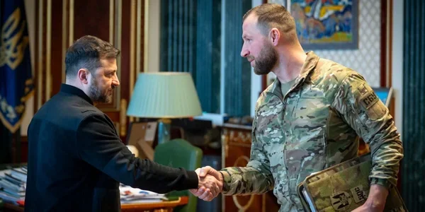 Зеленський тисне руку Хмарі після призначення в.о. міністра оборони