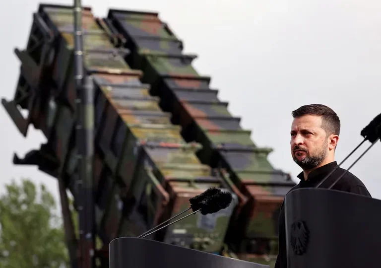 Зеленський біля пускової установки Patriot під час заяви про виробництво ракет