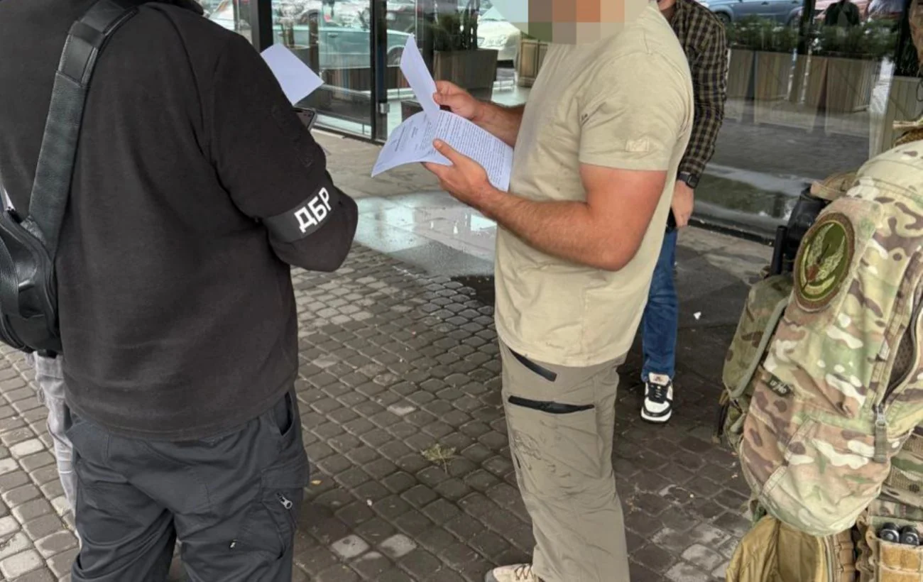 Працівники ДБР перевіряють документи у затриманого військового зі Скелі
