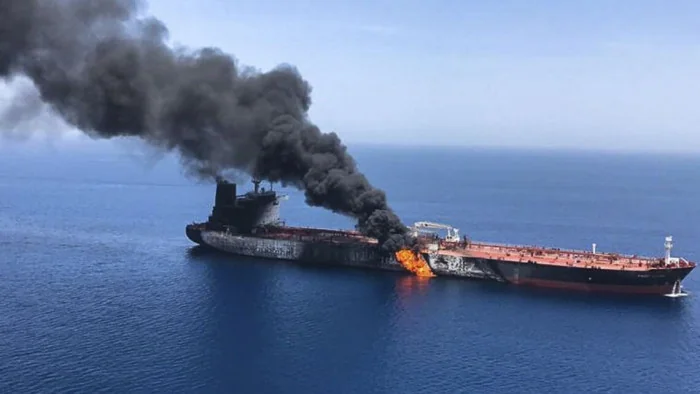 Пошкоджений російський танкер палає в Азовському морі після удару ЗСУ