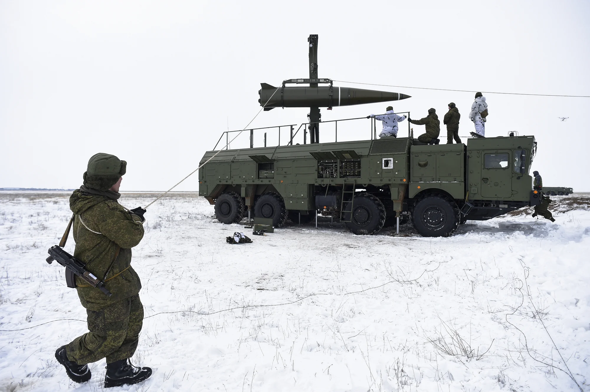 Баллистика и реактивные «Шахеды»: как Россия меняет тактику ударов Российские военные готовят баллистическую ракету на пусковой установке в снегу
