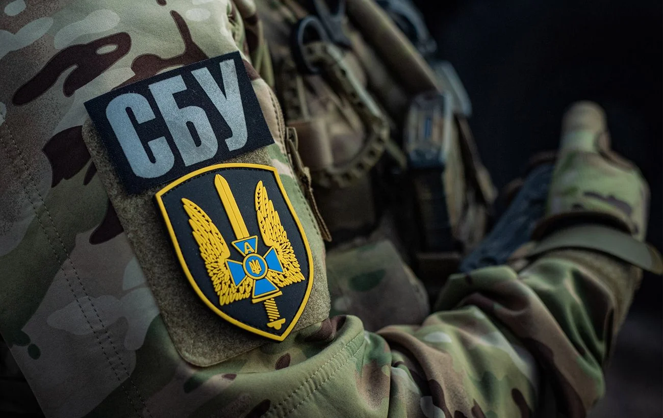 СБУ дронами поразила три НПЗ в Башкортостане за 1600 км Нарукавная нашивка СБУ на камуфляжной форме военнослужащего